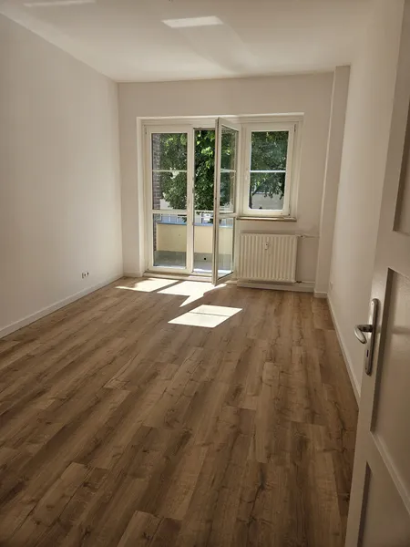 Renovierte 2-Zi-Wohnung mit Balkon und neuer Einbauküche in ruhiger Lage // Renovated two-room a — photo 1
